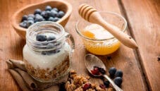 Muesli yogurt e mirtilli: pensiamo alla nostra salute Muesli yogurt e mirtilli: pensiamo alla nostra salute