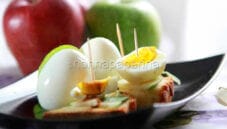 Antipastino con mela, valeriana e uova