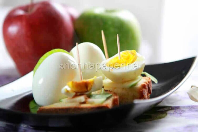 Antipastino con mela, valeriana e uova Antipastino con mela, valeriana e uova
