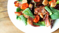 Originale e gustosa Insalata di campo con bacon piastrato Originale e gustosa Insalata di campo con bacon piastrato