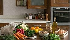 Spesa sana e naturale con verdure di stagione, legumi, cereali e olio extravergine