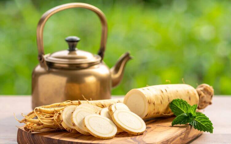 Radice di ginseng affettata su tagliere