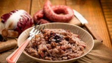 Risotto con luganega e radicchio: un primo piatto corposo Risotto con luganega e radicchio: un primo piatto corposo