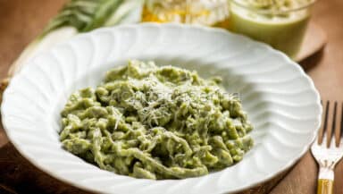 Spaghetti con bietola e pesto di scarola