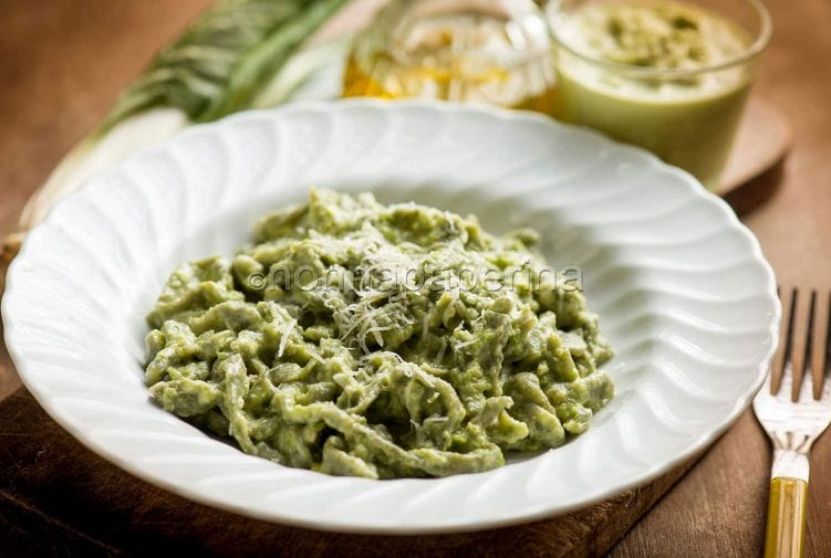 Spaghetti con bietola e pesto di scarola