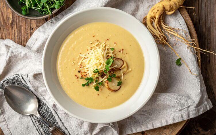 Vellutata con ginseng grattugiato e fettine di radice Vellutata con ginseng grattugiato e fettine di radice