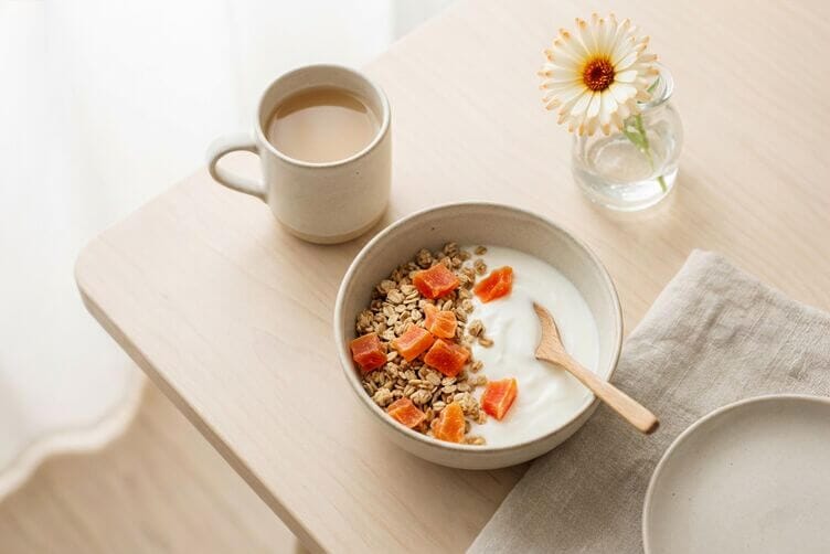 colazione yogurt bianco muesli e pezzetti di papaya essiccata