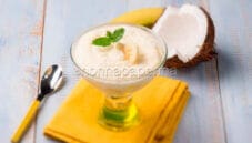 Coppa con crema al cocco, un dolce delizioso