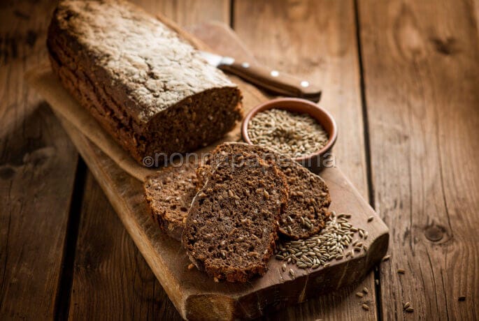 Pane nero danese con farina di segale integrale. Una vera chicca Pane nero danese con farina di segale integrale. Una vera chicca