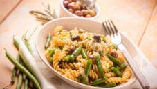 Eliche con fagiolini e olive taggiasche, una bontà italiana Eliche con fagiolini e olive taggiasche, una bontà italiana