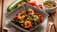 Insalata di riso venere con gamberetti e zucchine Insalata di riso venere con gamberetti e zucchine