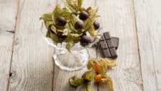 Alchechengi al cioccolato fondente, una piccola delizia