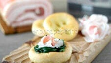 Focaccine con pancetta steccata e agretti Focaccine con pancetta steccata e agretti