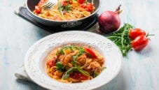 Pasta integrale con salmone e rucola