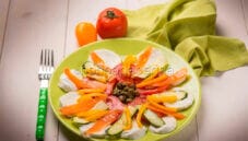 Insalata caprese con verdure: un piatto veloce e leggero Insalata caprese con verdure: un piatto veloce e leggero