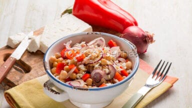 Insalata di ceci con peperoni e feta