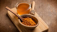 Curcuma e miele, un ottimo antibiotico naturale