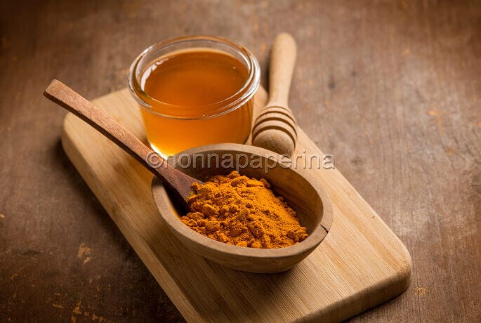 Curcuma e miele, un ottimo antibiotico naturale