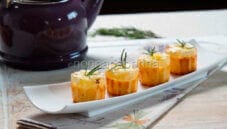 Merenda nutriente con i muffin cocco e ananas