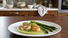 Capesante con gli asparagi: un delicato piatto di mare Capesante con gli asparagi: un delicato piatto di mare