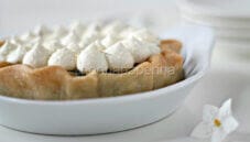 Torta salata con ciuffetti di ricotta delattosata e menta Torta salata con ciuffetti di ricotta delattosata e menta