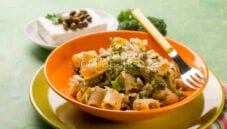 Pasta con feta, broccoli e capperi Pasta con feta, broccoli e capperi