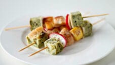 Spiedini con pollo e rapanelli, un finger food sfizioso Spiedini con pollo e rapanelli, un finger food sfizioso