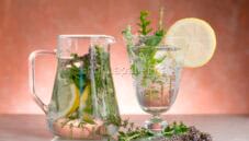 Acqua aromatizzata con erbe aromatiche e limone Acqua aromatizzata con erbe aromatiche e limone