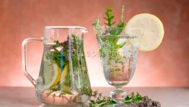acqua aromatizzata erbe e limone