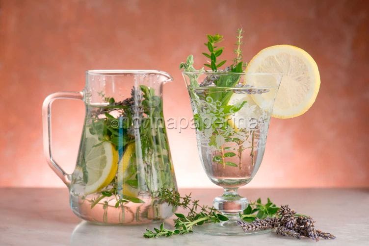acqua aromatizzata erbe e limone