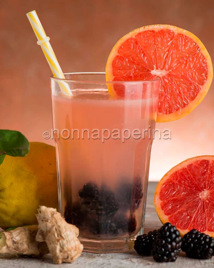 Acqua aromatizzata al pompelmo Acqua aromatizzata al pompelmo