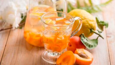 Acqua aromatizzata alle albicocche e limone