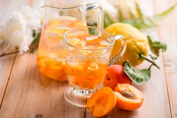 Acqua aromatizzata alle albicocche e limone