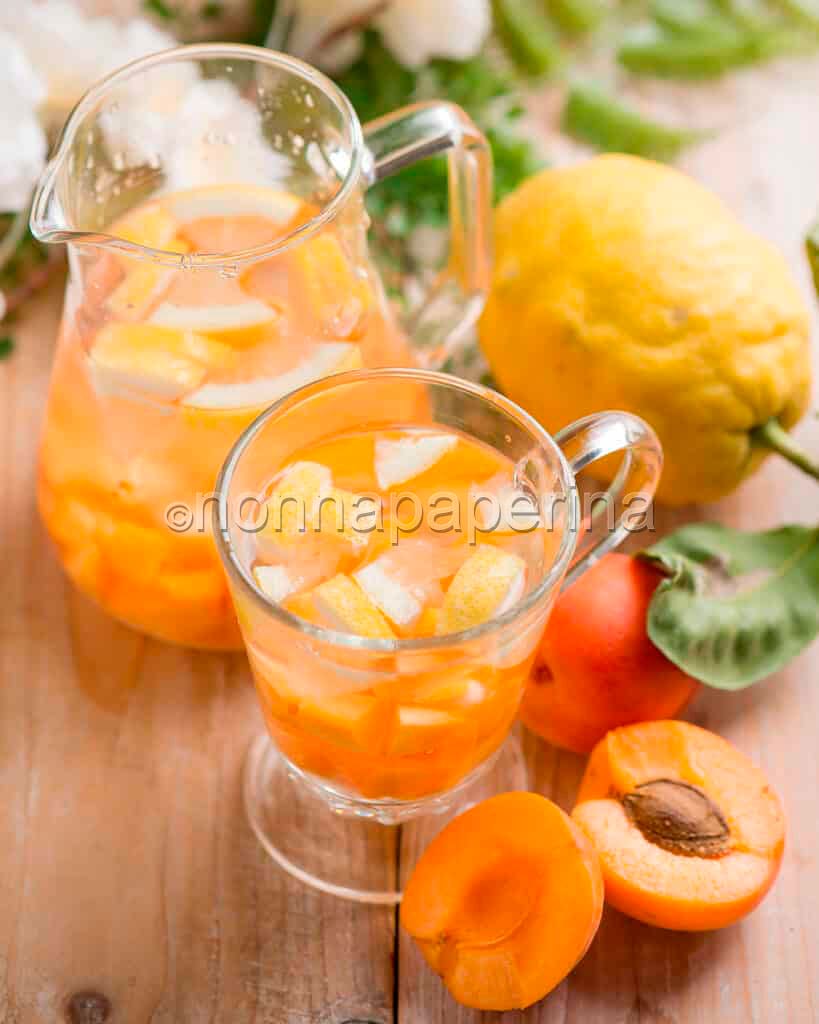 Acqua aromatizzata alle albicocche e limone