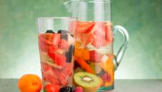 Acqua aromatizzata con la macedonia di frutta