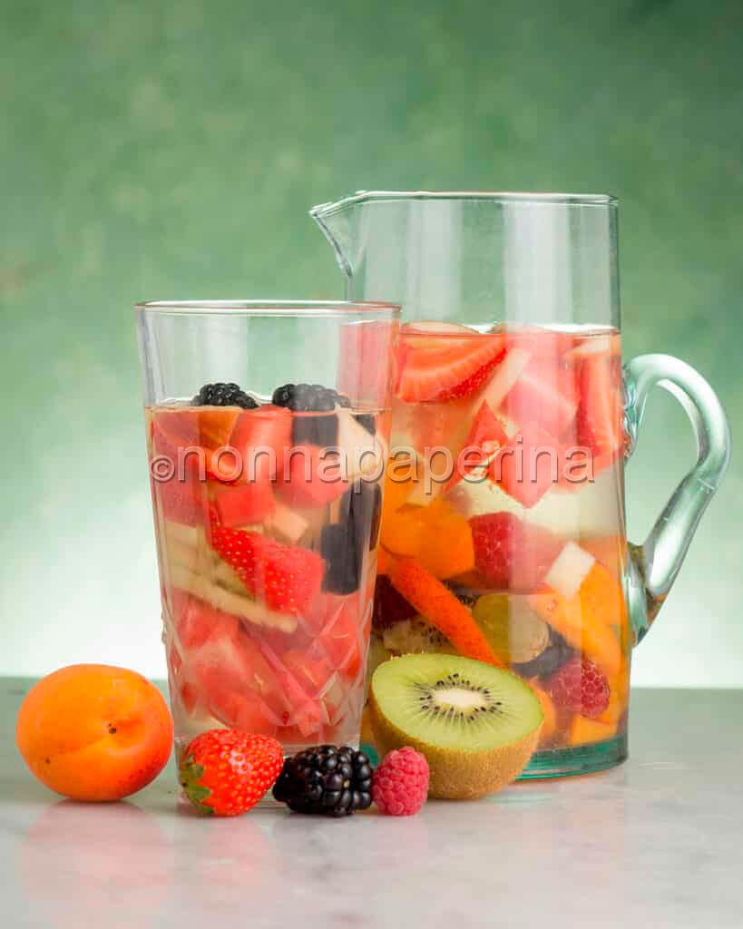 Acqua aromatizzata con macedonia