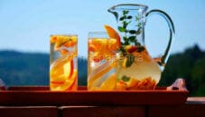 Acqua aromatizzata alla pesca, utile alla digestione