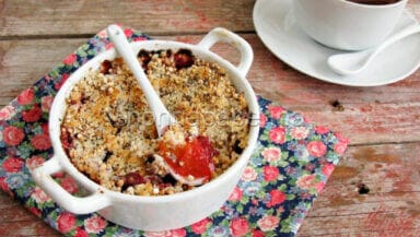 Crumble di pesche e ciliegie