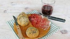 Panini con prosciutto crudo e succo di mirtilli