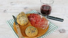 Panini con prosciutto crudo e succo di mirtilli