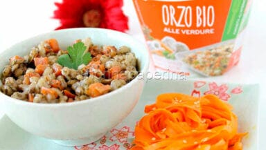 Orzo bio alle verdure con insalata di carote