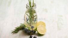Acqua aromatizzata ai mirtilli , dissetante