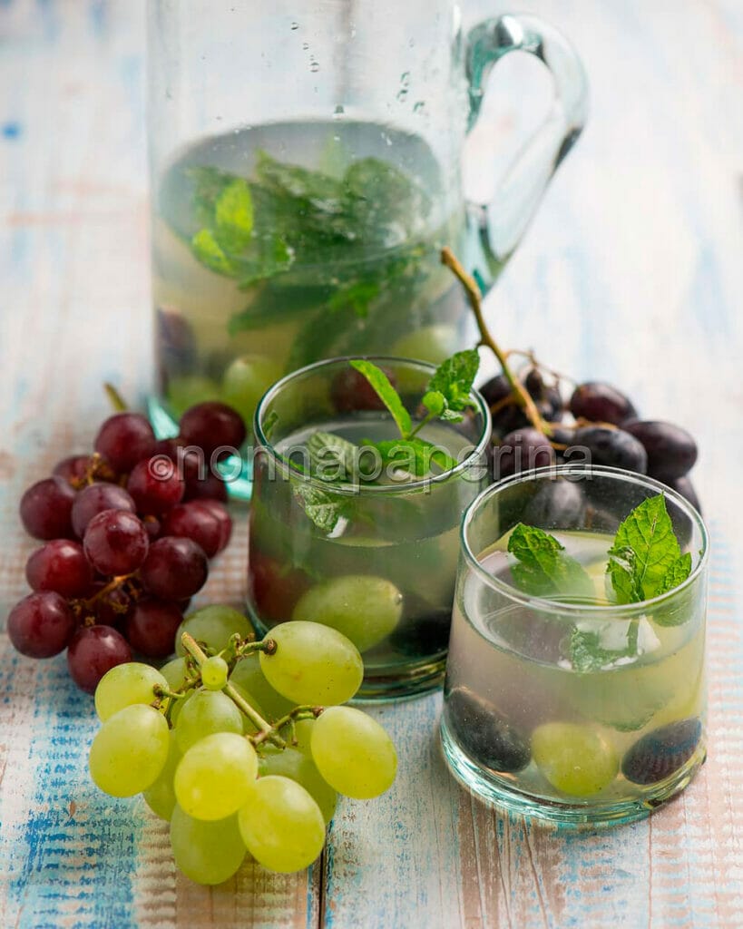 Acqua aromatizzata all’uva nera