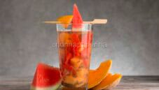 Acqua aromatizzata con melone e semi di chia