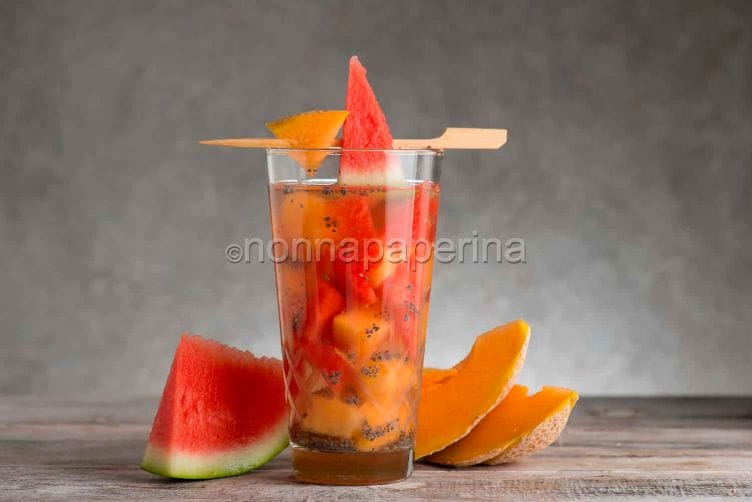 Acqua aromatizzata con melone e semi di chia Acqua aromatizzata con melone e semi di chia