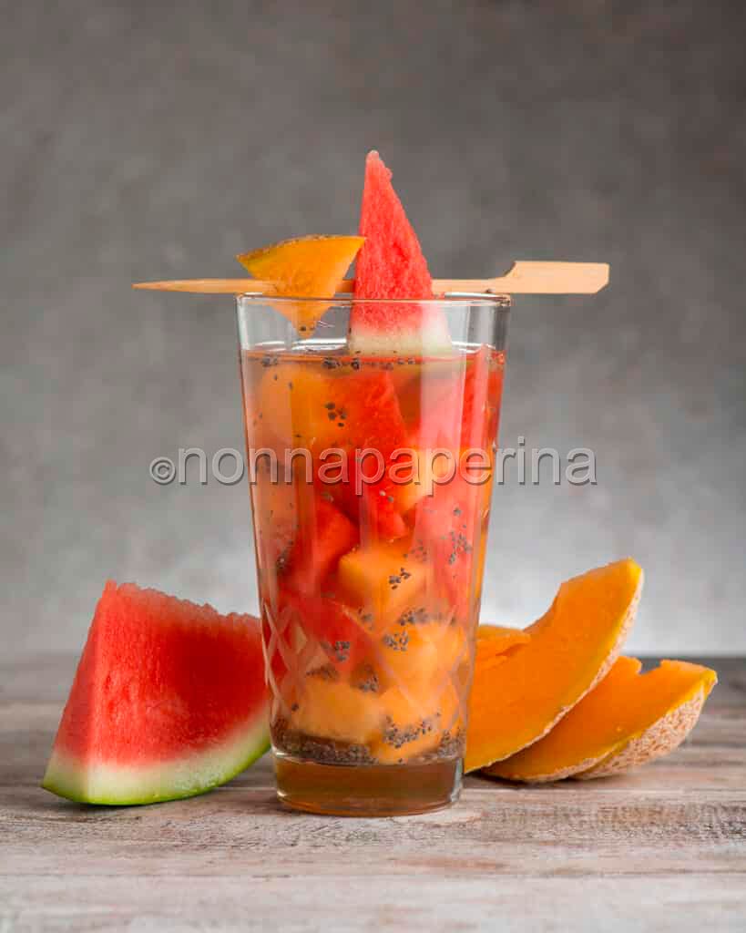Acqua aromatizzata con melone e semi di chia