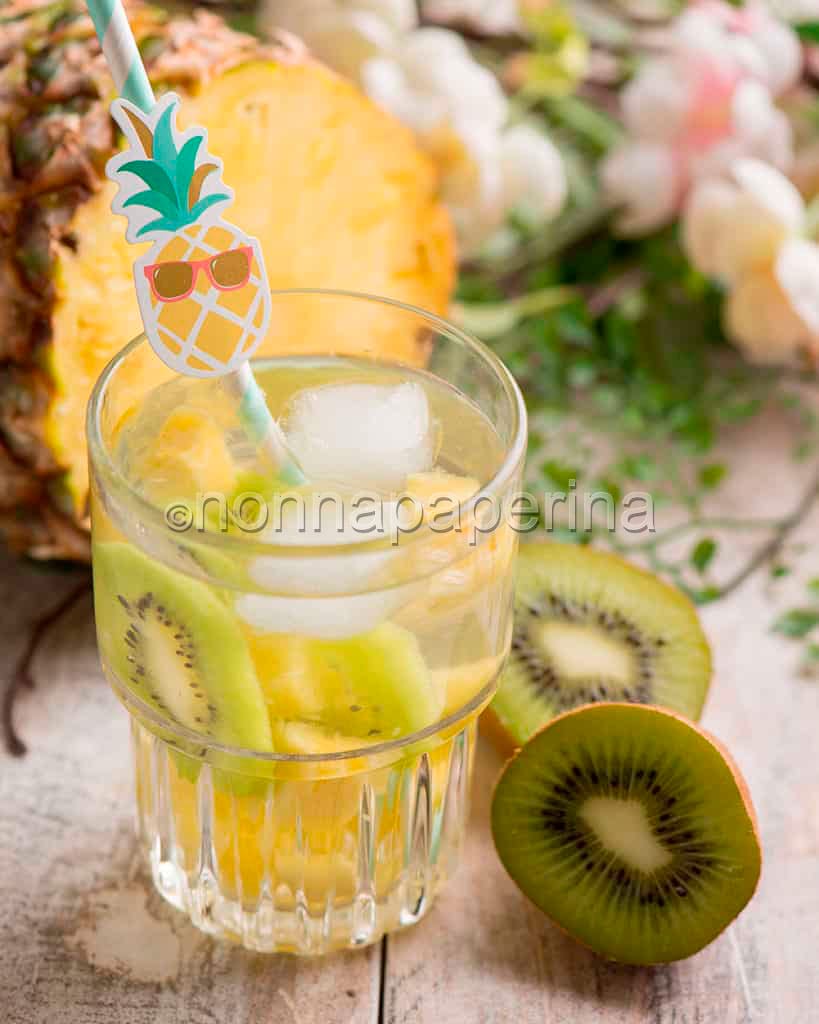 Acqua aromatizzata kiwi e ananas Acqua aromatizzata kiwi e ananas
