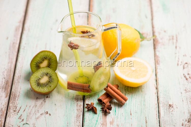 Acqua aromatizzata kiwi e limone: la carica di vitamina C Acqua aromatizzata kiwi e limone