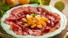 Bresaola con dadolata di albicocche : sfizioso