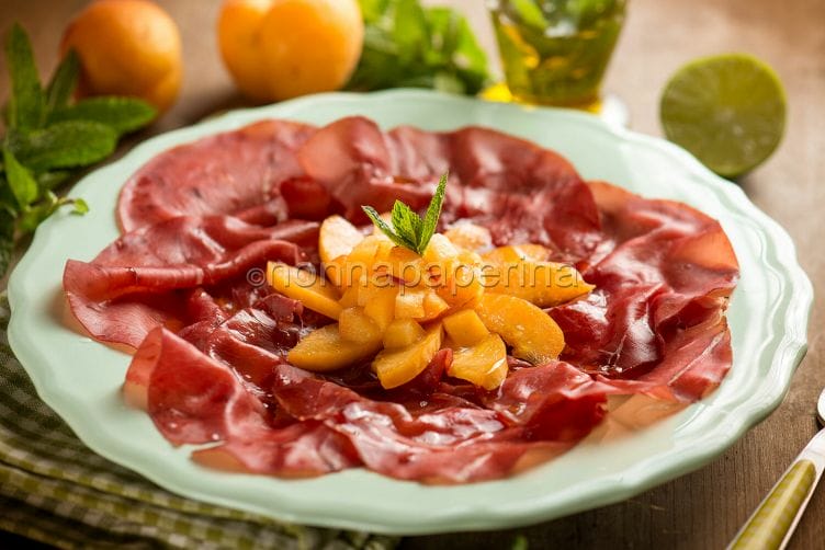 Bresaola con dadolata di albicocche